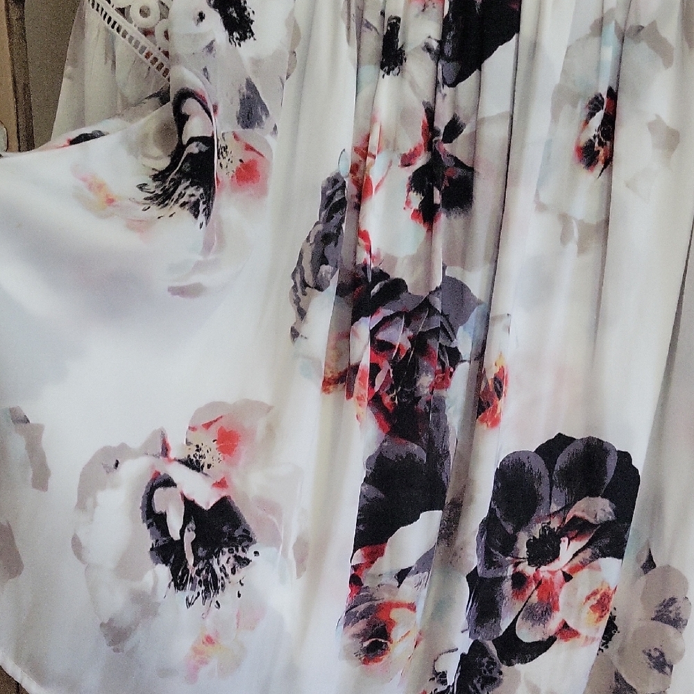 Jennifer Lopez Floral Off-Shoulder Top - White and Black Floral NWT SZ L - Picture 5 of 6